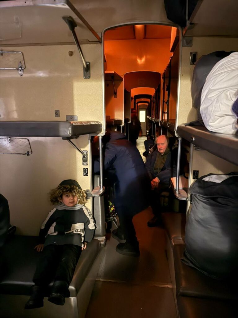 Поїзд з Барвінкового після обстрілу прибув до Полтави: пасажирів забезпечують допомогою