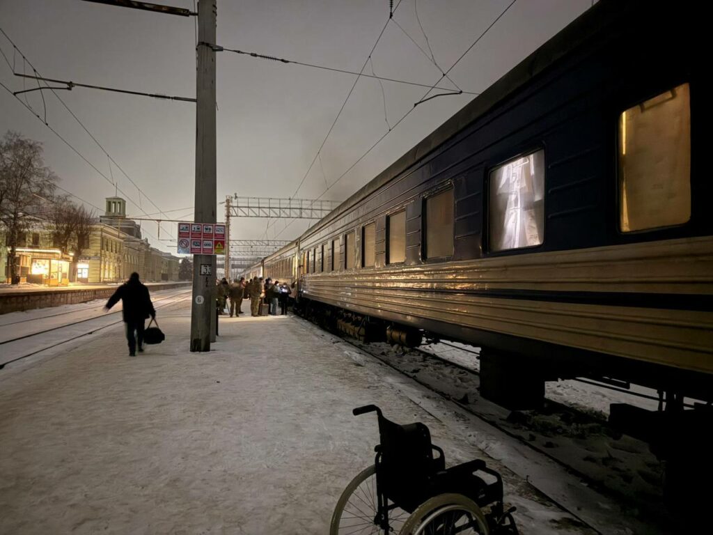 Поїзд з Барвінкового після обстрілу прибув до Полтави: пасажирів забезпечують допомогою