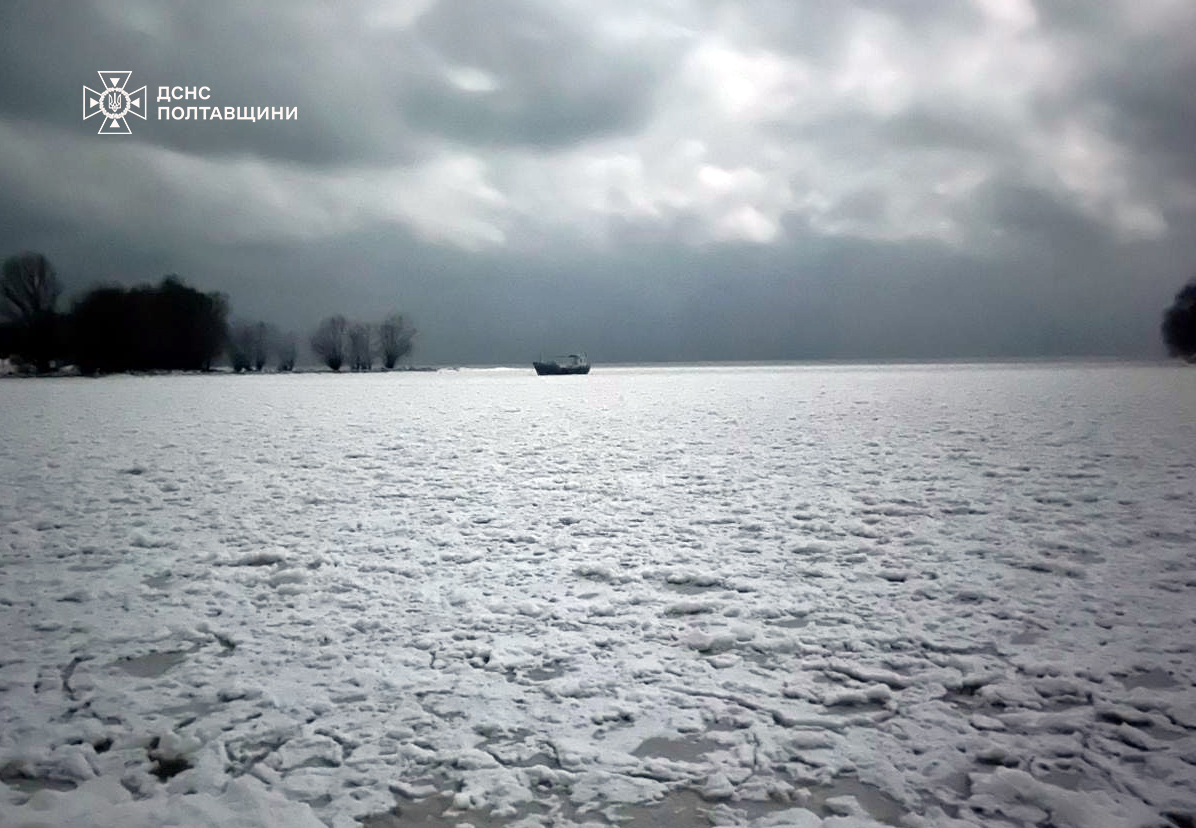 Човен застряг посеред Дніпра