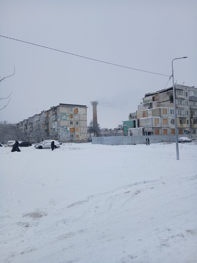 1 лютого 2025 року ракета влучила в будинок поруч із нашим, приблизно за 30 м. Скоро мине рік. За цей час нам лише перекрили дах. І все.