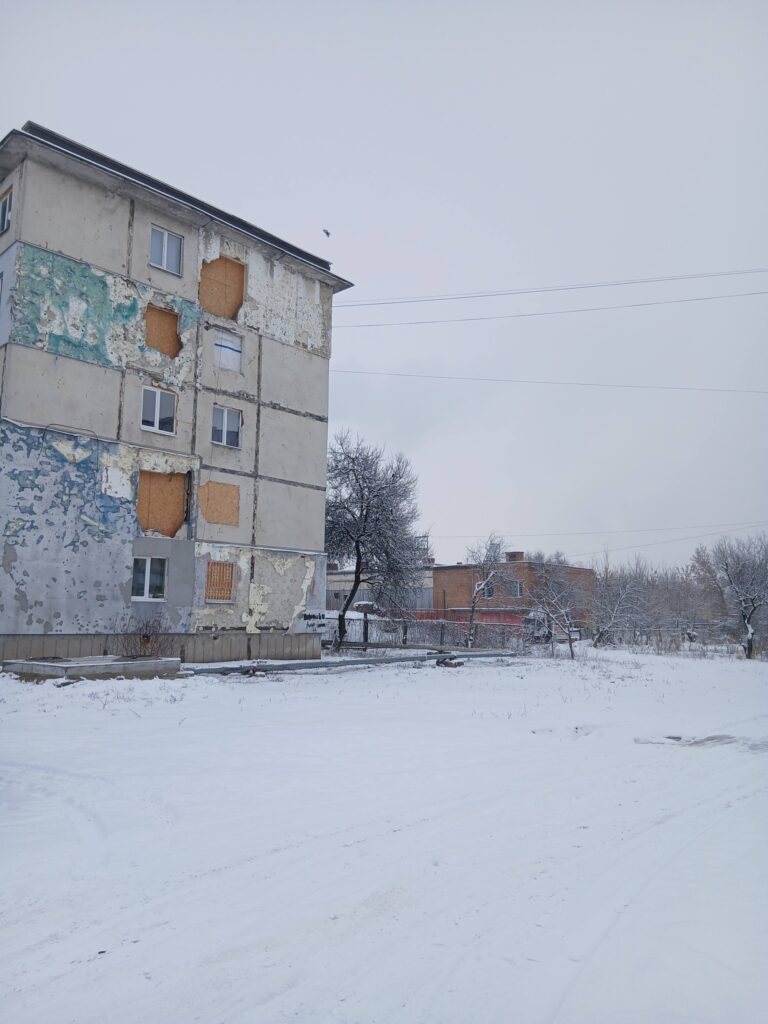 1 лютого 2025 року ракета влучила в будинок поруч із нашим, приблизно за 30 м. Скоро мине рік.