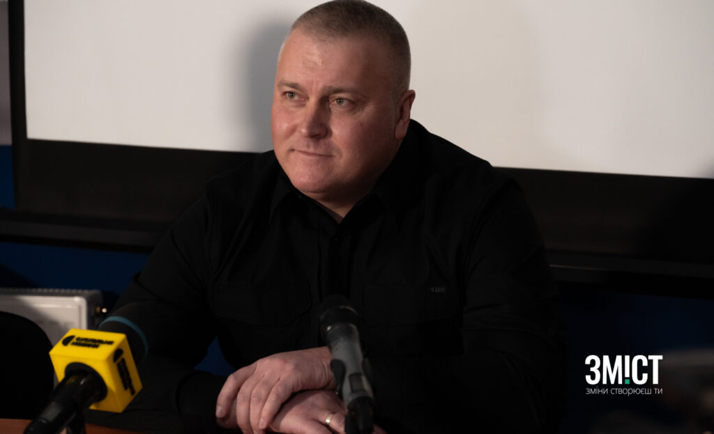 Нараз в Полтаві постає питання енергетичної справедливості та технічних складнощів при застосуванні графіків погодинних відключень. Вони повʼязані із системою мереж, де звичайні будинки можуть бути заживлені від тих же ліній, що й критичні обʼєкти. Віталій Дяківнич