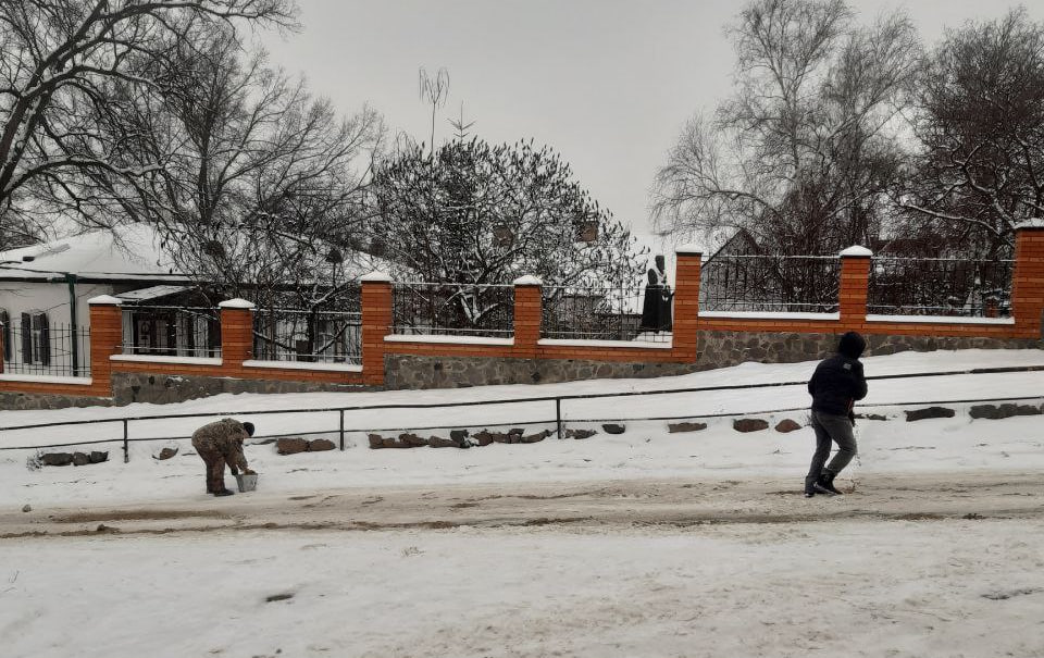 Посипання доріг у Полтаві