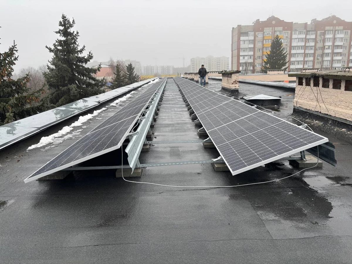 Встановлення сонячних панелей на даху Миргородського ліцею імені Івана Зубковського