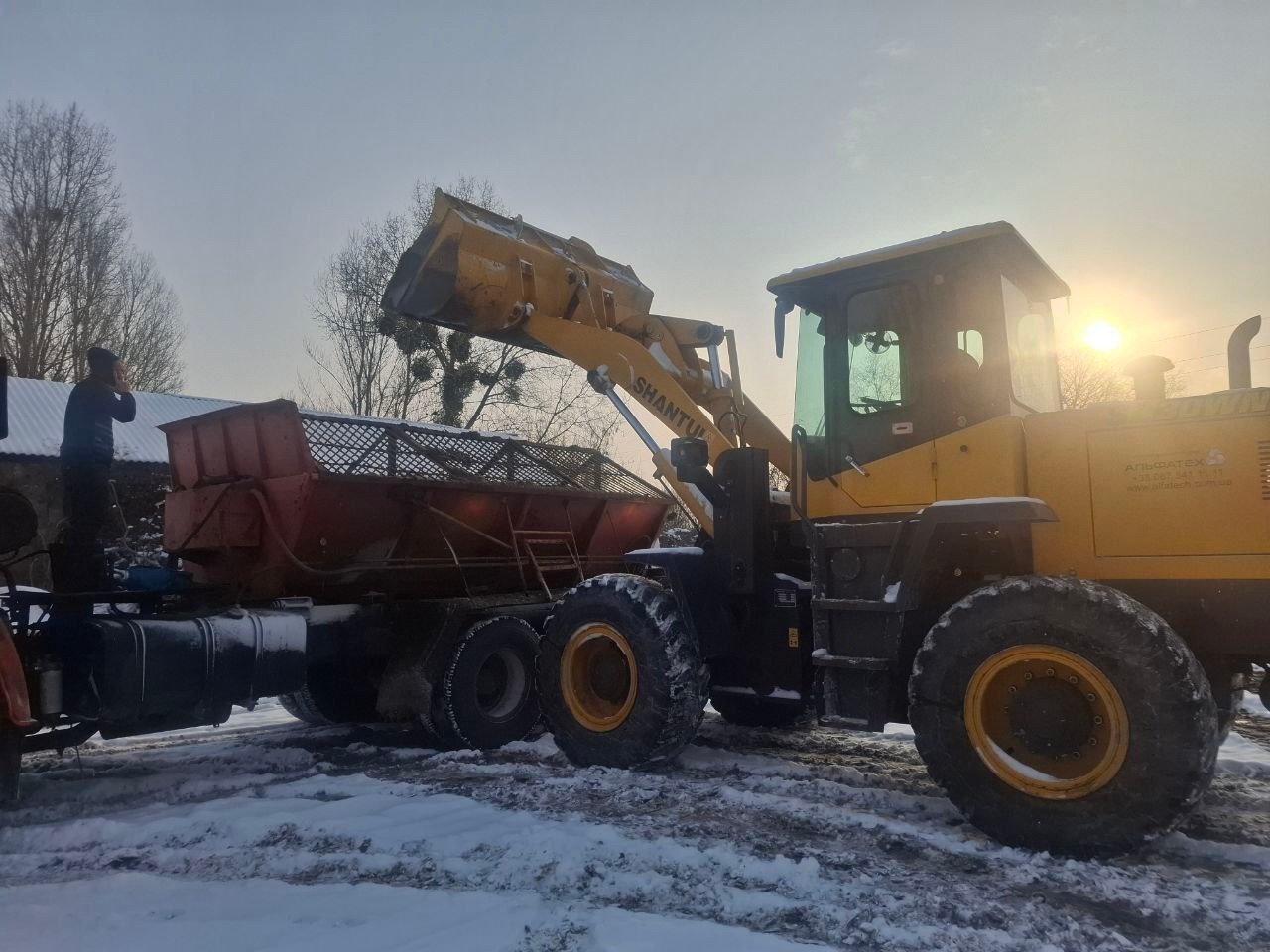 Комунальники очищають дороги області