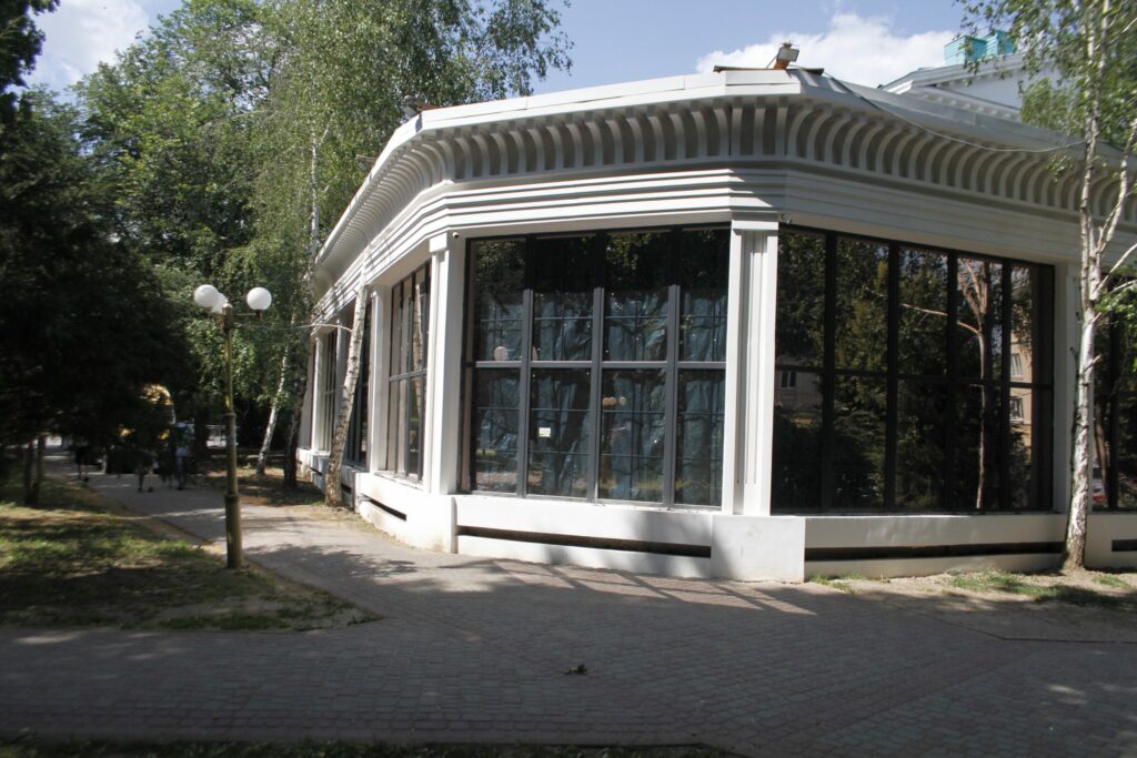 Незаконна прибудова до «Котлярика» у центрі Полтави очікує на демонтаж: експерти розрахують вартість