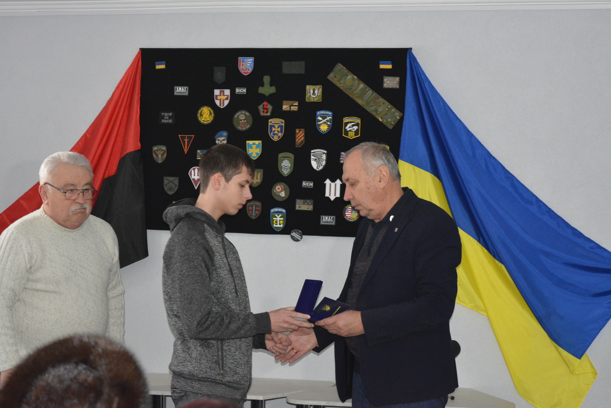 Родина військового отримує нагороду