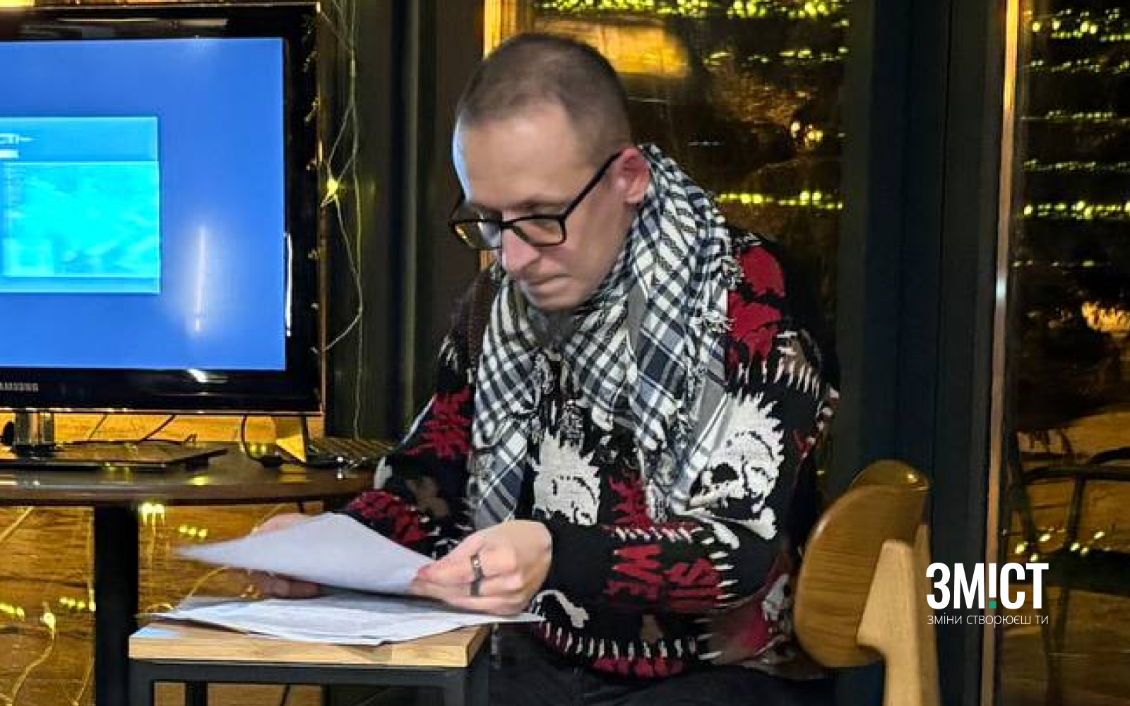 Олександр Лимар проводить лекцію