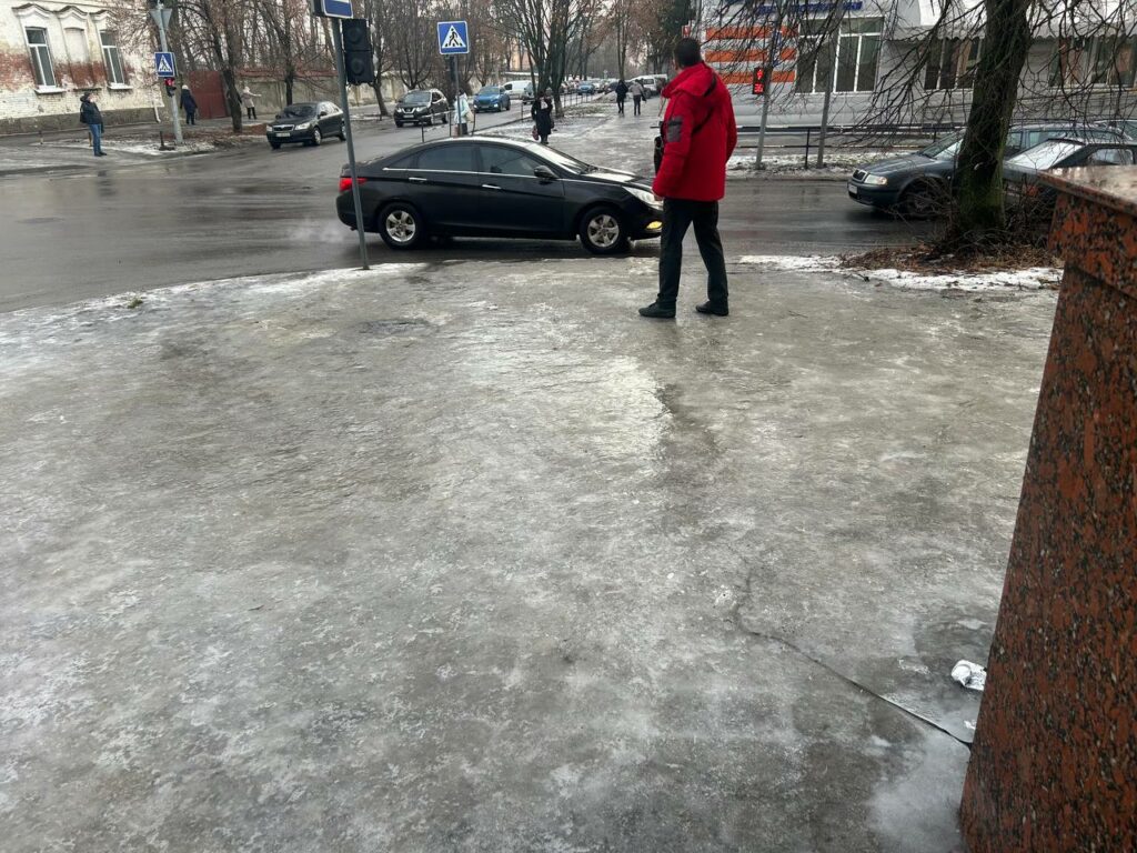 Тротуари міста, які перетворилися на дзеркала Фото надане читачами