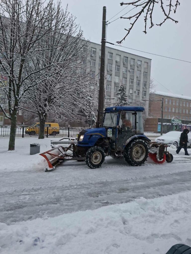 Призупинений рух тралейбусів та засніжені вулиці: як у Полтаві усувають наслідки негоди