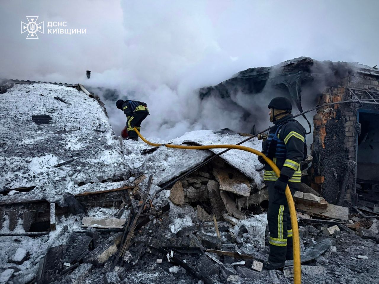 Ліквідація наслідків обстрілу в Києві