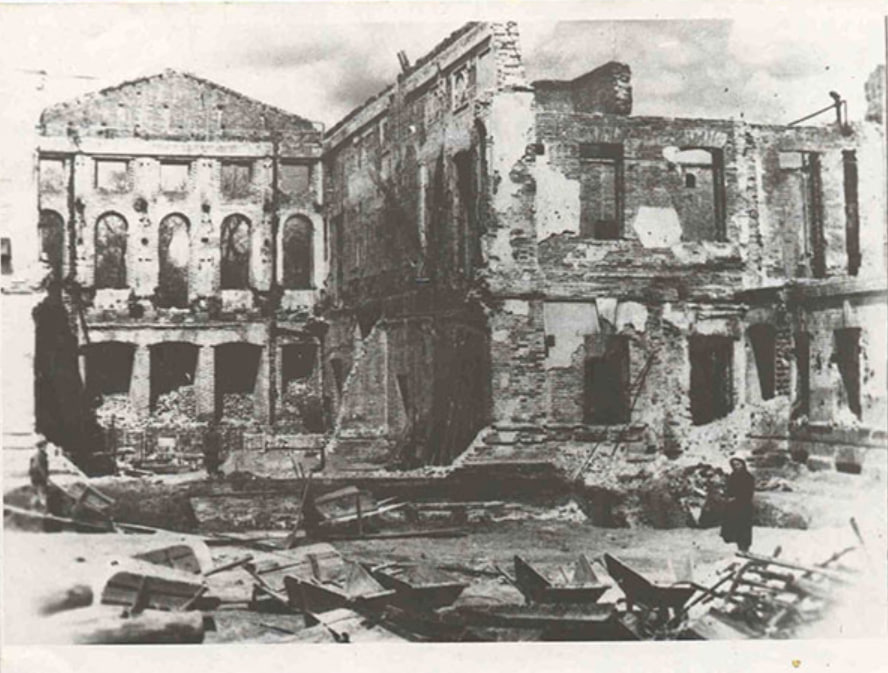 Зруйнована будівля «Колосу»