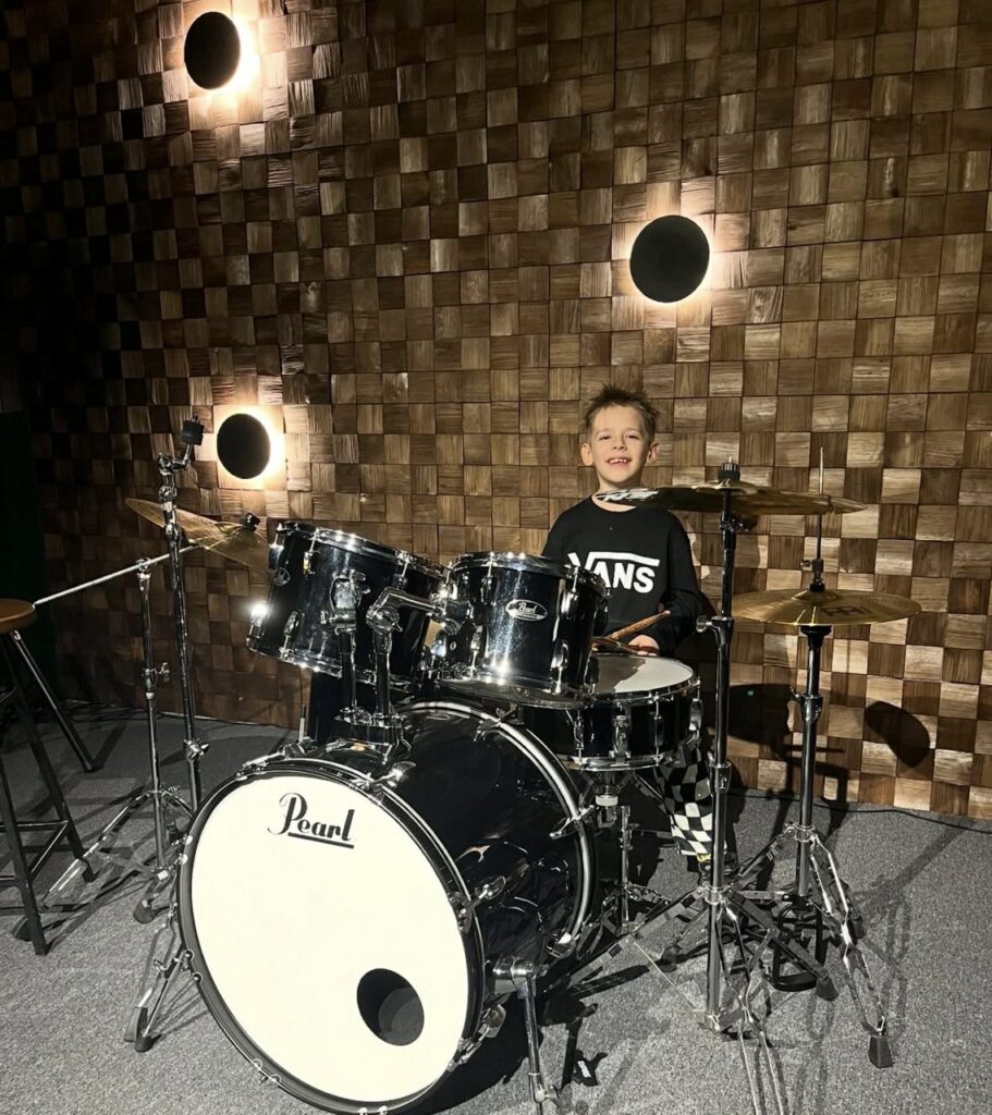 Наразі родина живе у селі на Полтавщині, через що можливості відвідувати групові заняття немає, але хлопчик має змогу займатися онлайн. Такі уроки Ісая проходять із викладачем зі Львова Володимиром Гладким через Google Meet, під час них учитель показує вправи, а хлопчик їх повторює. Заняття тривають годину чи дві, а після них Ісай ще довго грає сам, закріплюючи новий матеріал.