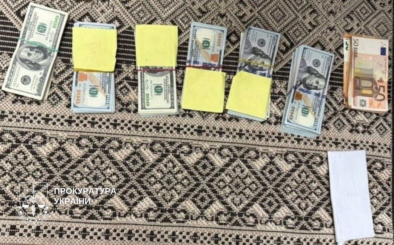 Знайдені під час обшуків кошти