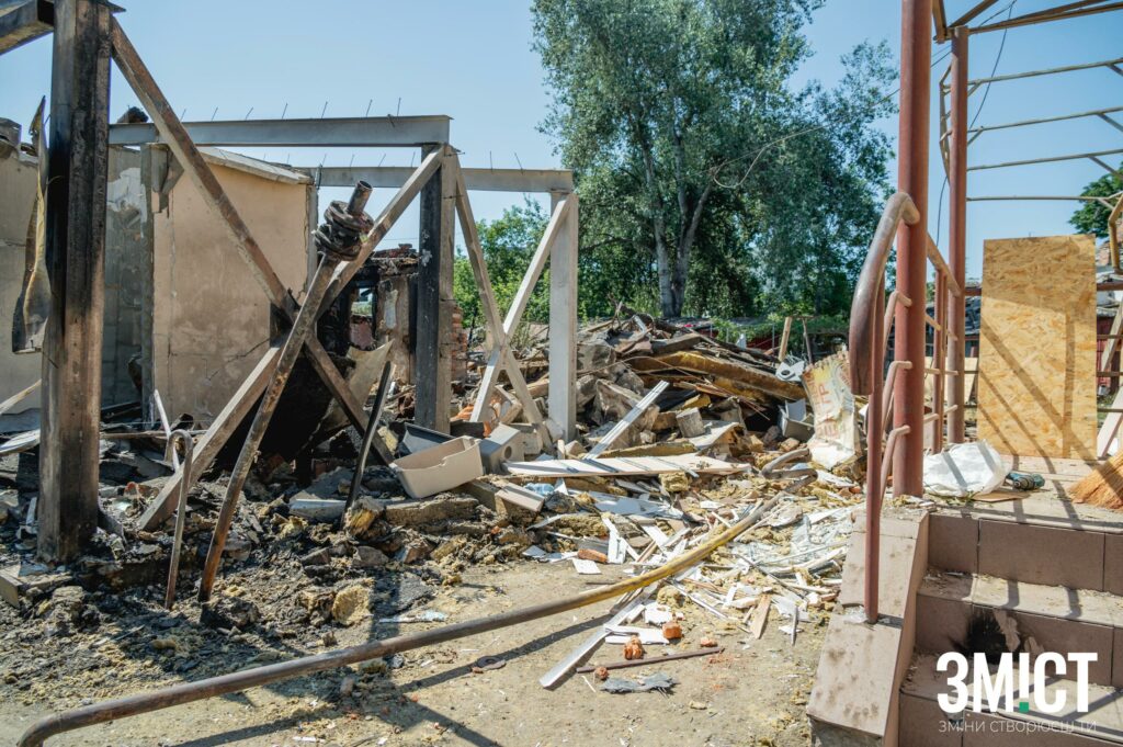 Збір відходів на місці обстрілу Полтави у липні 2025 року