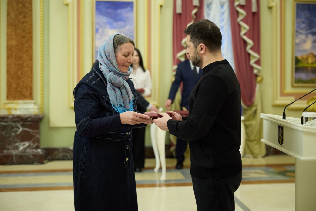 Мама Олексія Хабарова отримує нагороду полеглого сина