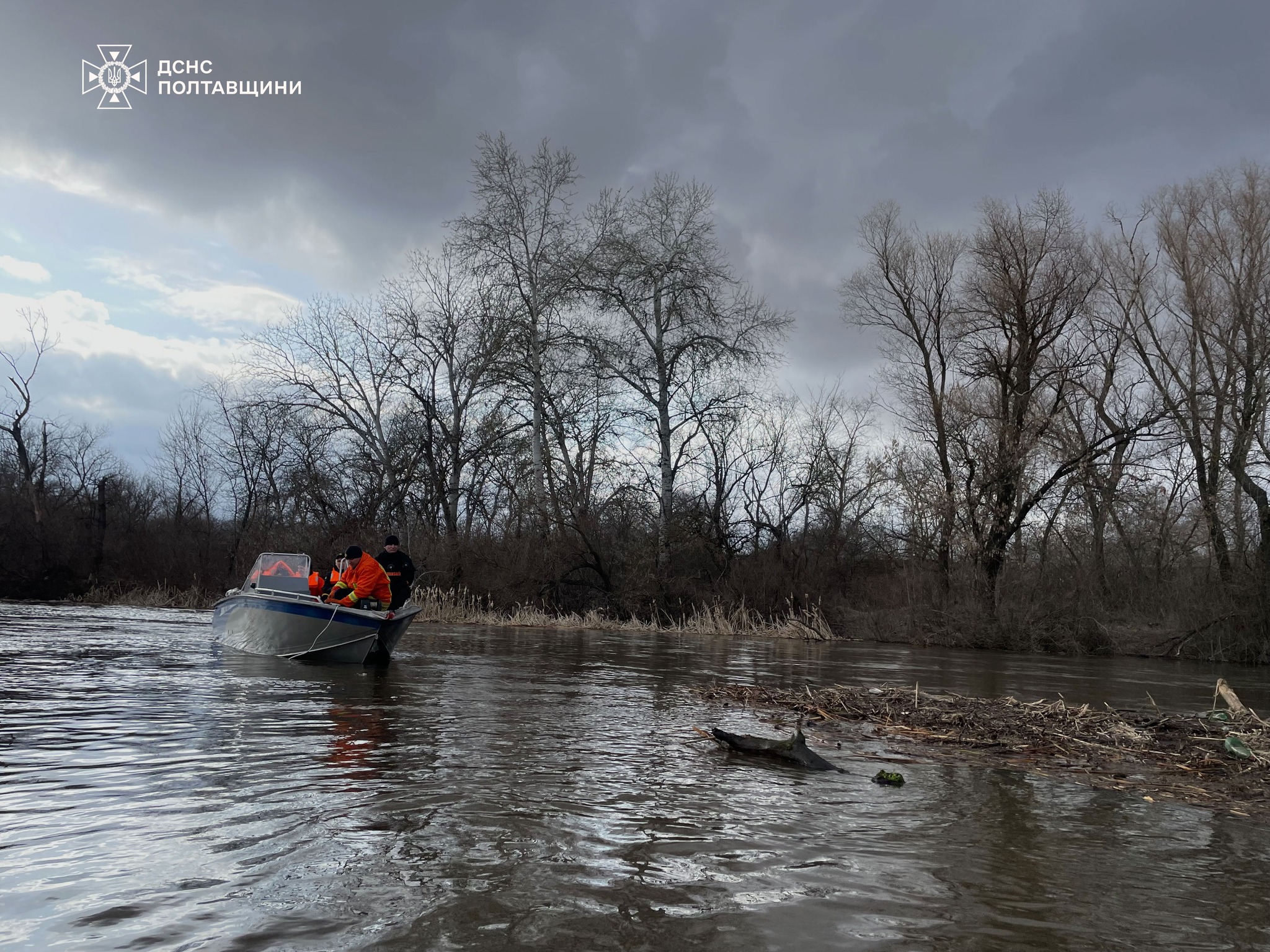 Рятувальники ліквідовують затор на річці