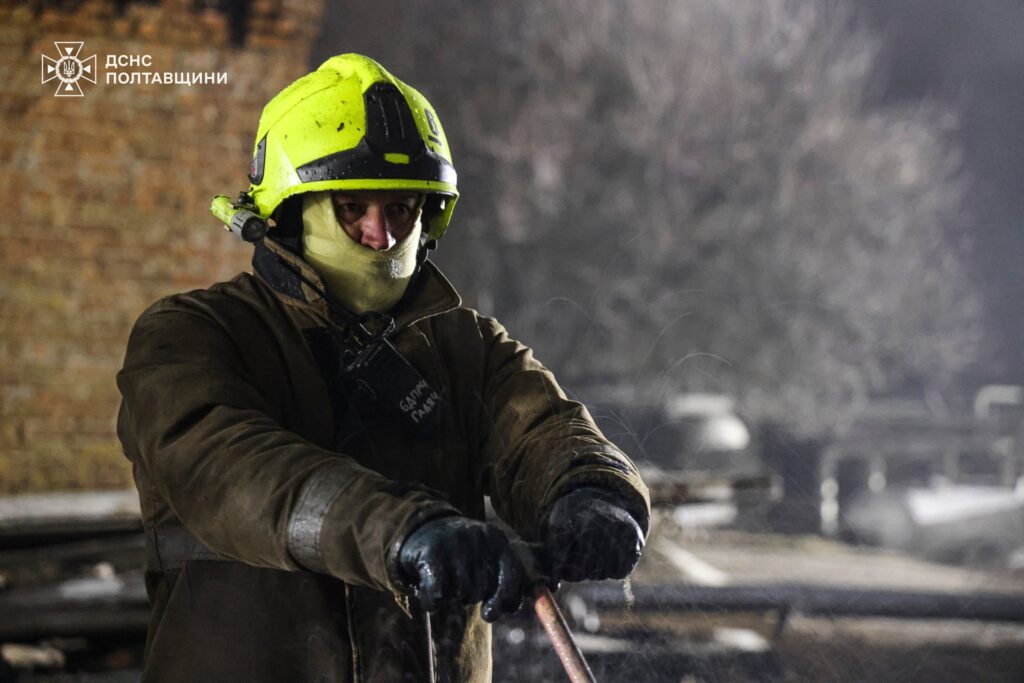 Ліквідацію наслідків обстрілу здійснили рятувальники Фото ДСНС у Полтавській області