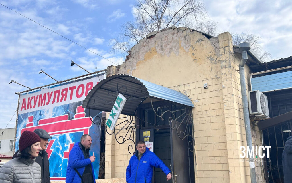 Обстеження пошкоджених будівель після обстрілу Фото ЗМІСТу