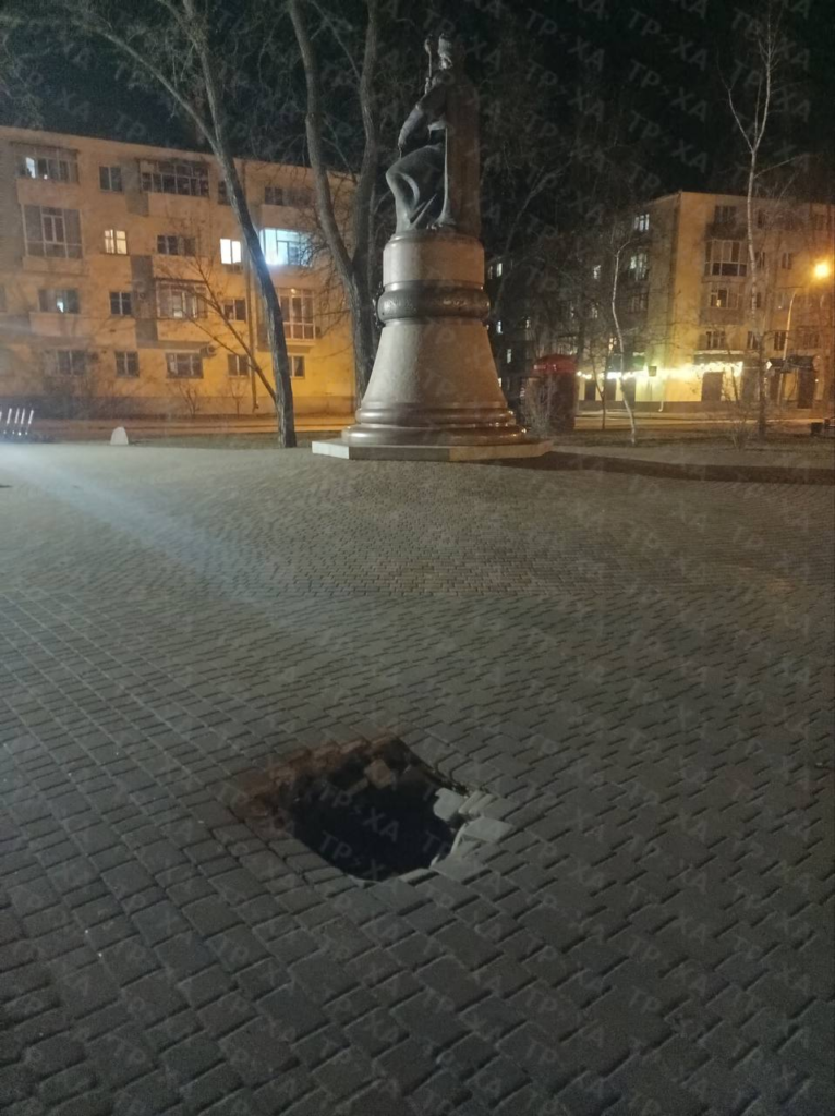 Провалля біля монумента Івану Мазепі