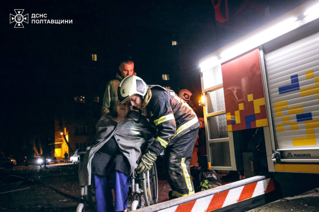 Станом на ранок 31 березня стали відомі нові подробиці нічного удару ворожих безпілотників по Полтавській громаді. Кількість постраждалих через обстріл збільшилася до чотирьох людей. Окрім госпіталізованого раніше 11-річного хлопчика, травми отримала дівчинка 2018 року народження, якій медики надали необхідну допомогу на місці. Одна людина загинула. Про це повідомив начальник Полтавської ОВА Віталій Дяківнич.