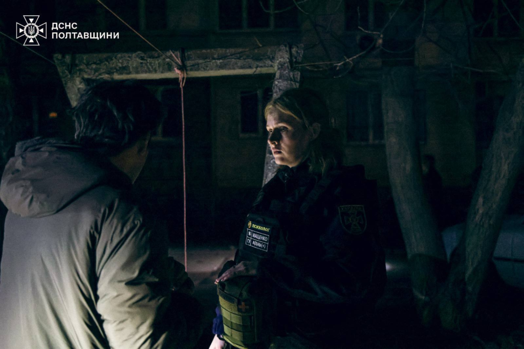 Станом на ранок 31 березня стали відомі нові подробиці нічного удару ворожих безпілотників по Полтавській громаді. Кількість постраждалих через обстріл збільшилася до чотирьох людей. Окрім госпіталізованого раніше 11-річного хлопчика, травми отримала дівчинка 2018 року народження, якій медики надали необхідну допомогу на місці. Одна людина загинула. Про це повідомив начальник Полтавської ОВА Віталій Дяківнич.