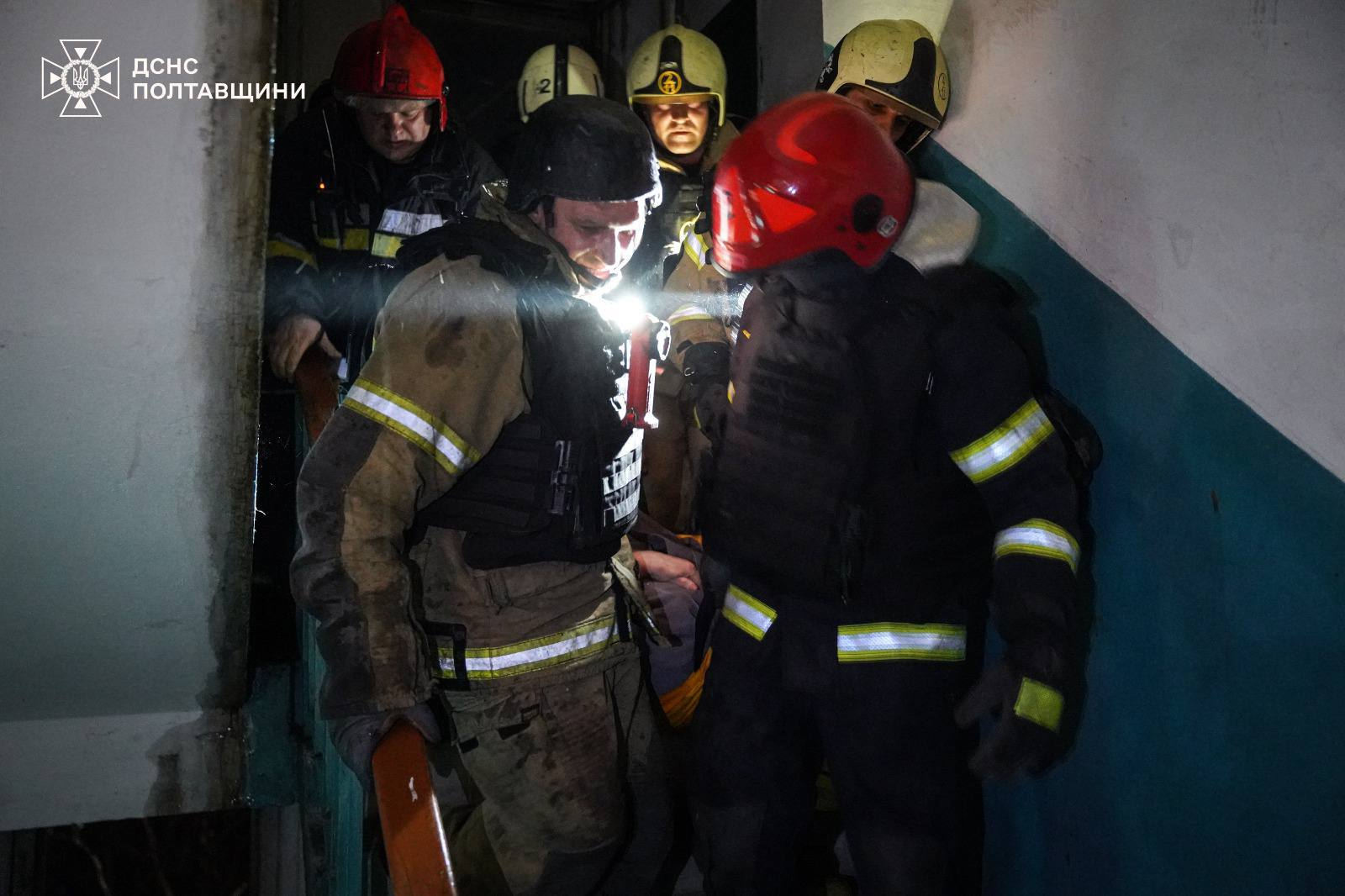 Евакуація людей з пошкодженого будинку