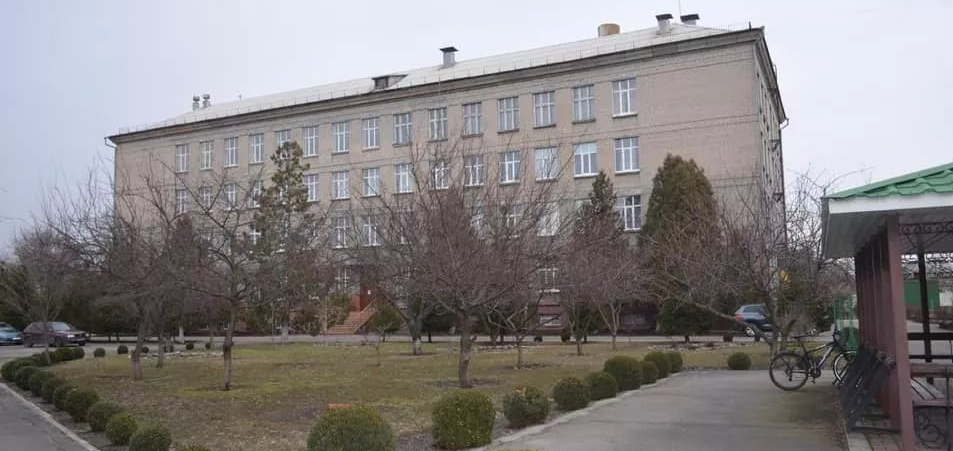 Нинішній стан будівлі у Кременчуці Ескіз ремонту ліцею в Кременчуці: розрив контракту 