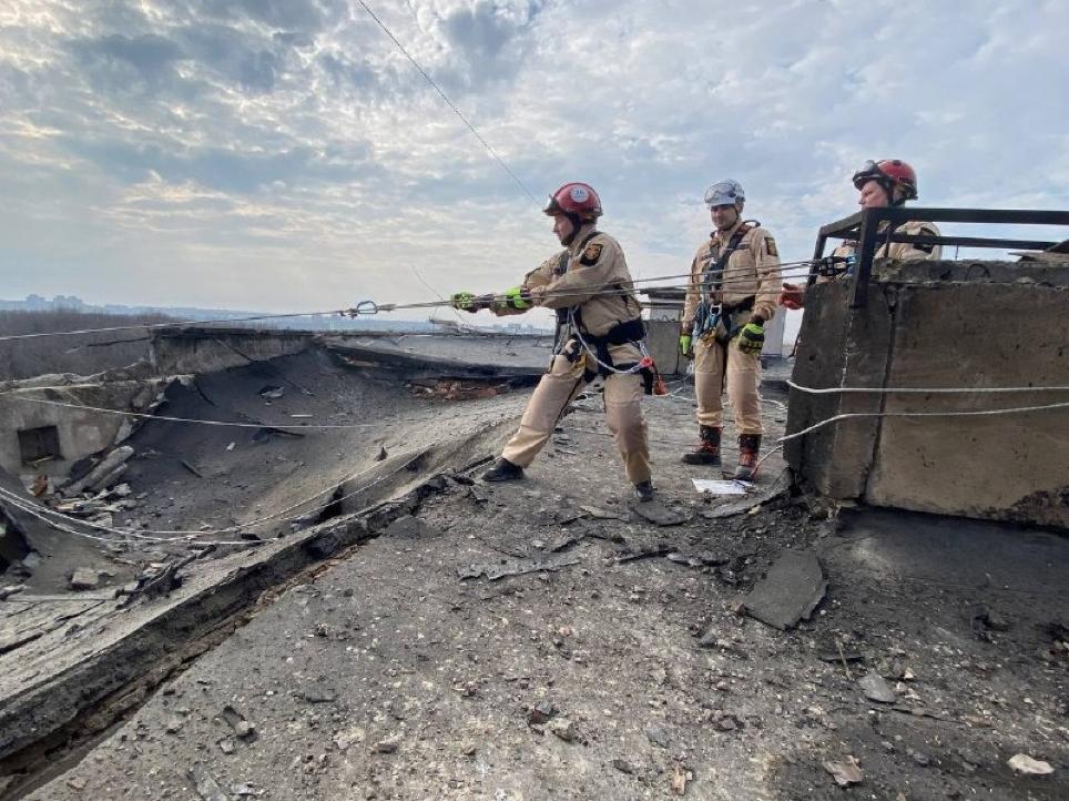 Рятувальники на даху будинку після обстрілу