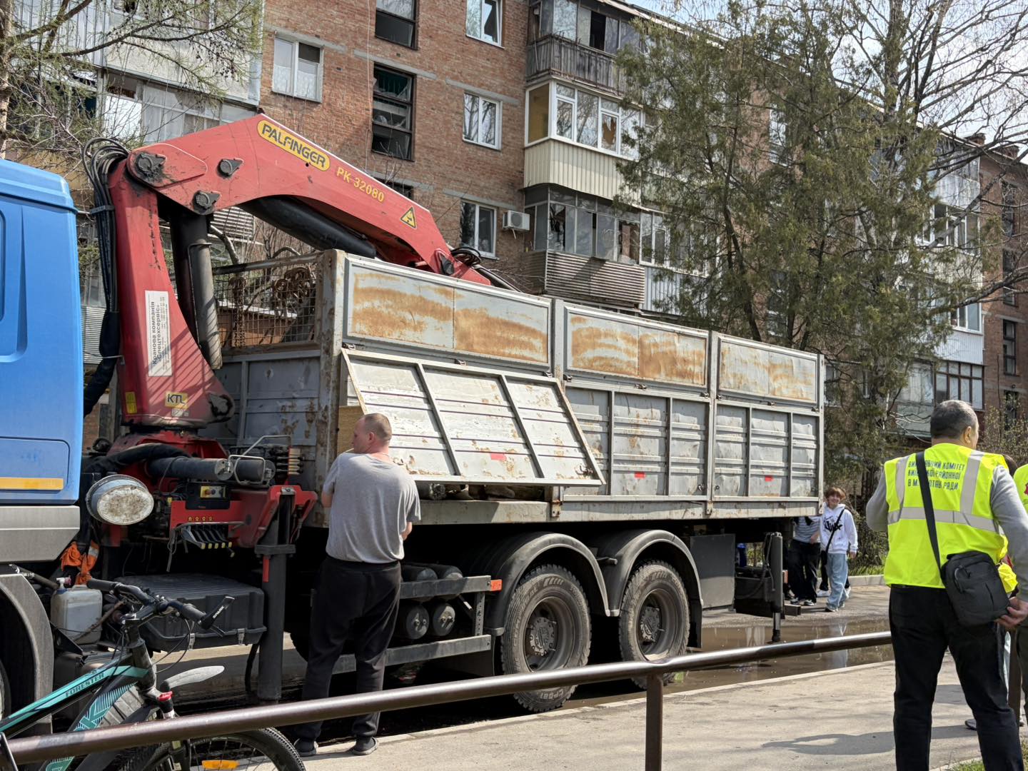 У Полтаві для ліквідації наслідків ворожого удару залучили великогабаритну техніку