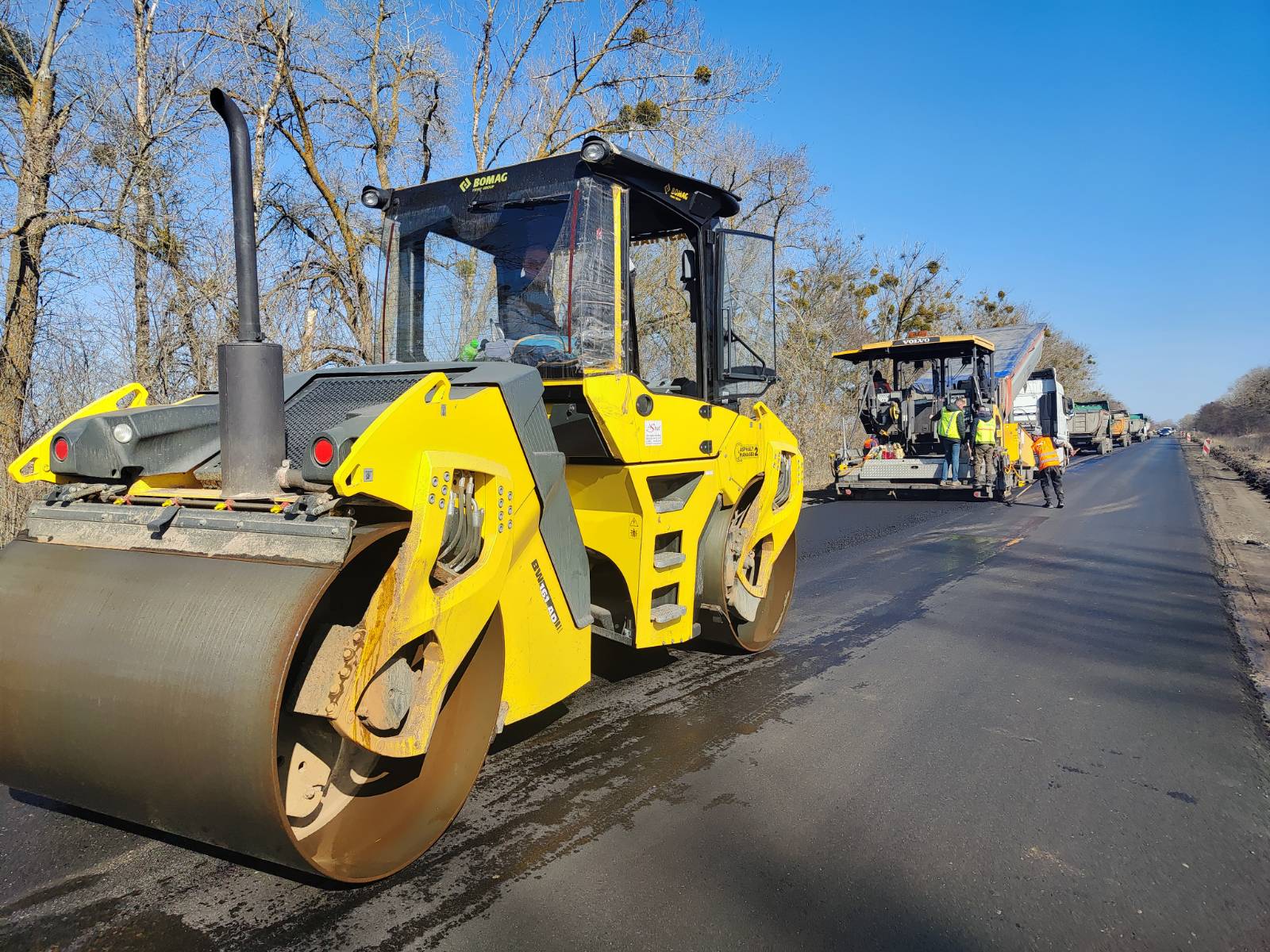 На ключових трасах Полтавщини триває ремонт асфальтного покриття