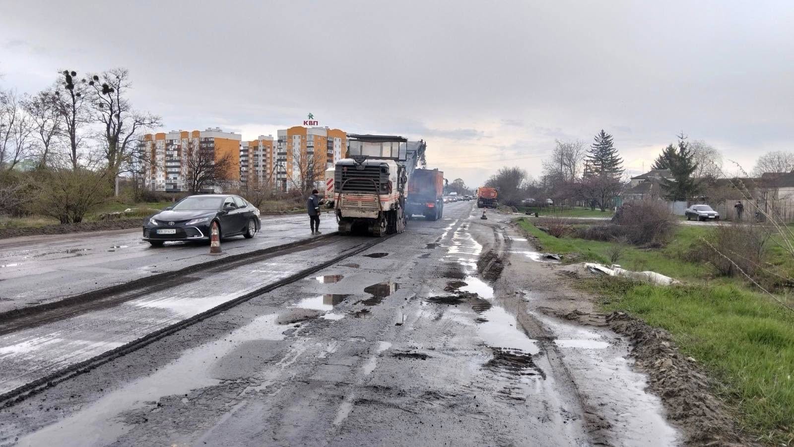 Під Полтавою ремонтують важливу для логістики дорогу