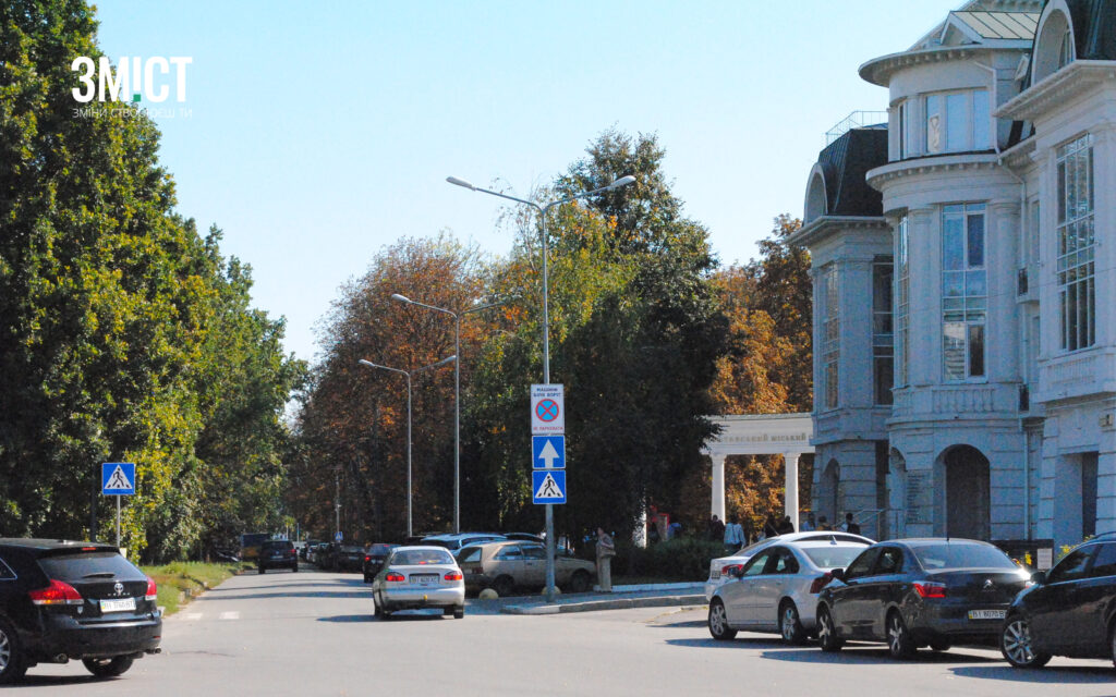 Інспекція з благоустрою знімає старі адресні покажчики в Полтаві