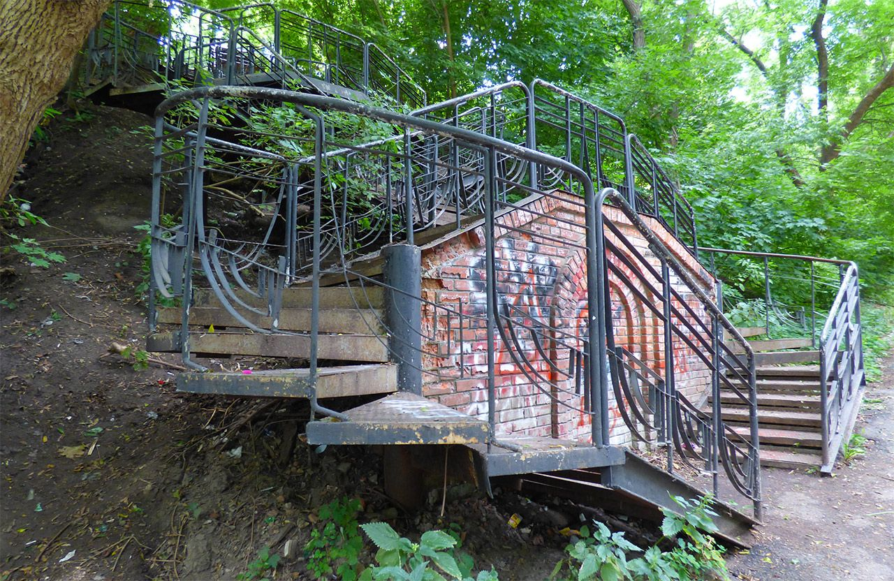 У Полтаві вирішують долю аварійних сходів на Па...