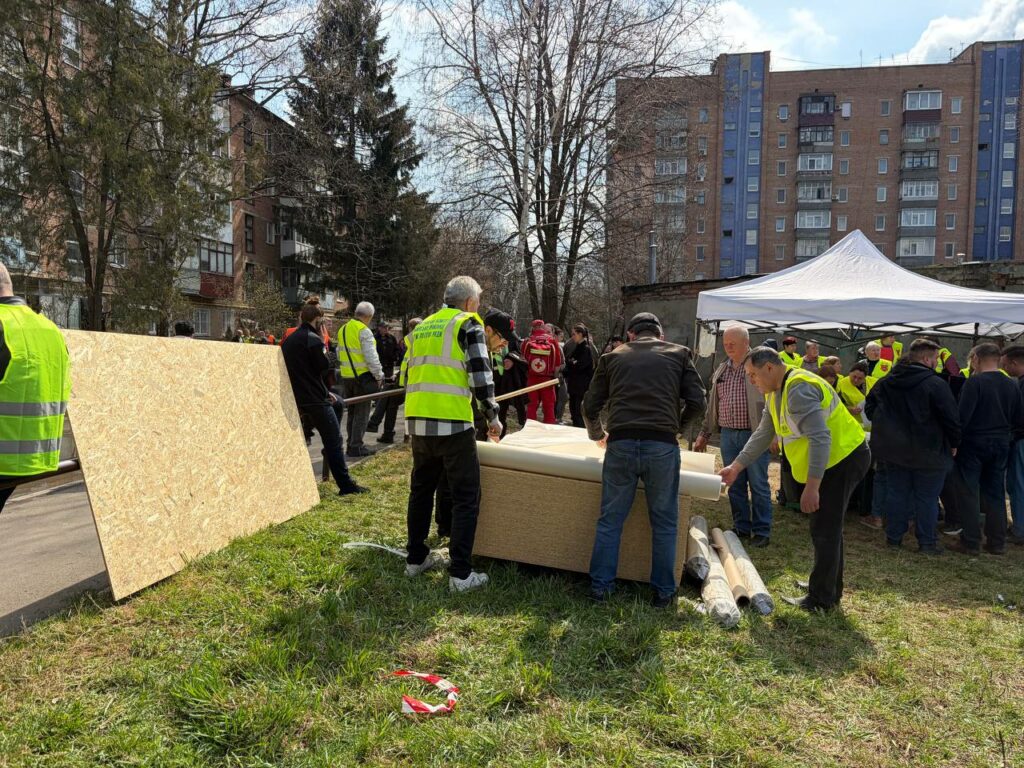 Комунальники ліквідовують наслідки ворожого удару Фото УЖКГ