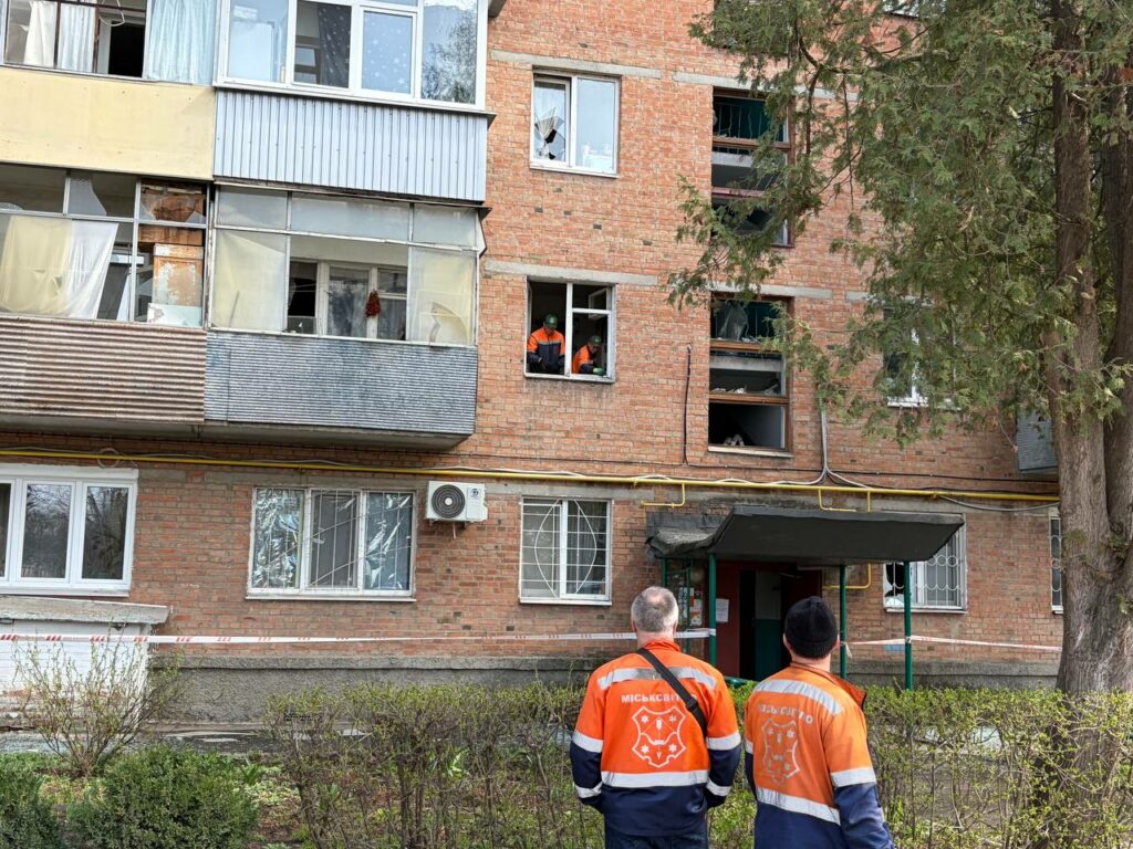 У Полтаві для ліквідації наслідків ворожого удару залучили великогабаритну техніку