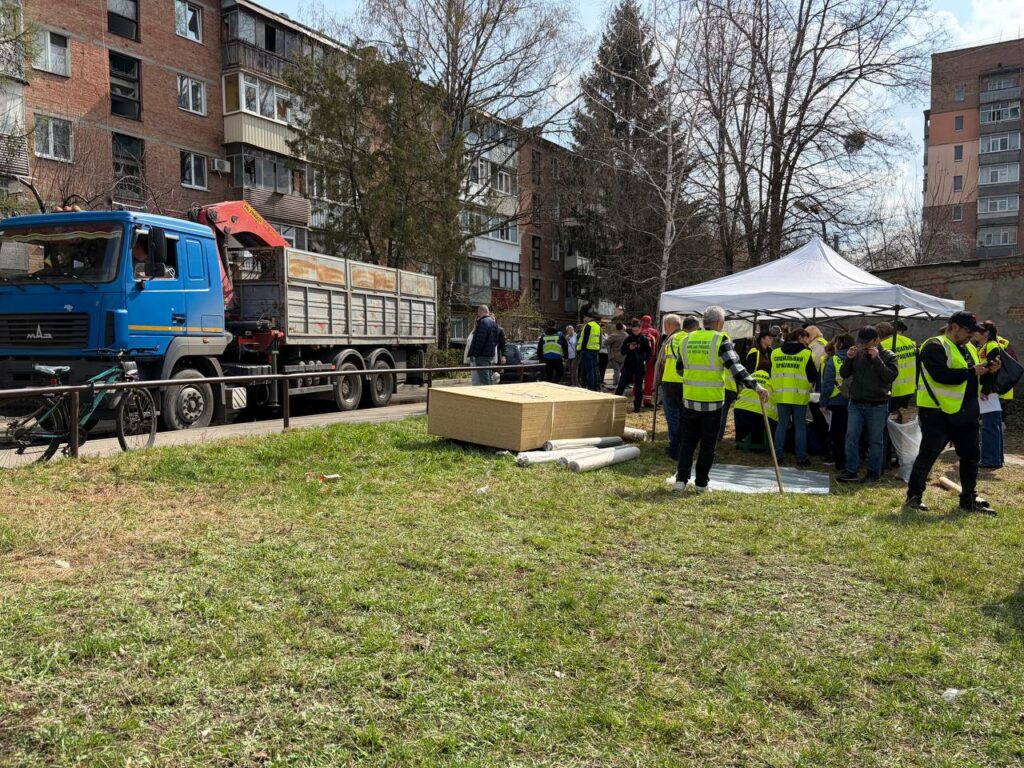 Комунальники ліквідовують наслідки ворожого удару Фото УЖКГ