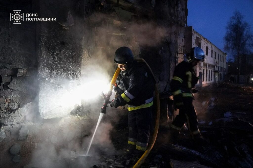 Під час ліквідації наслідків обстрілу Джерело: ДСНС Полтавщини