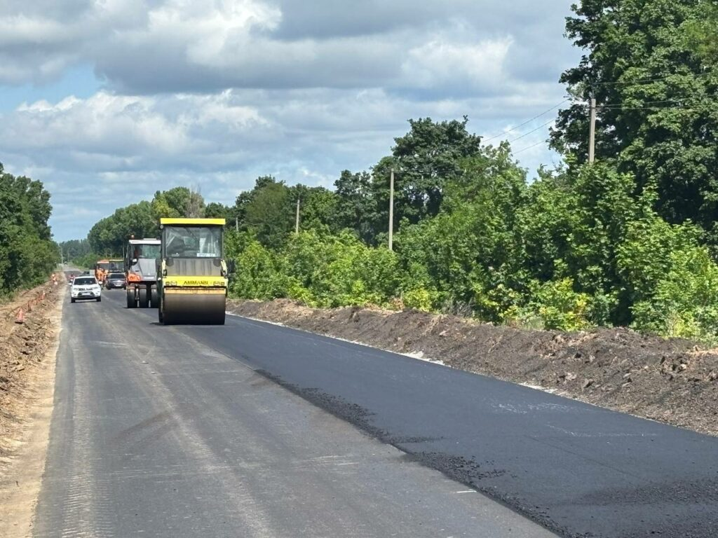 Дорожнє покриття у селі під Полтавою можуть оно...