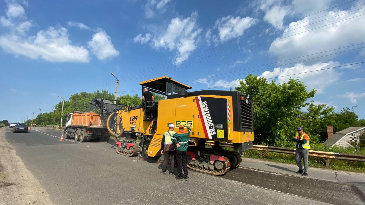 Дорожники відновлюють пошкоджені ділянки автошл...
