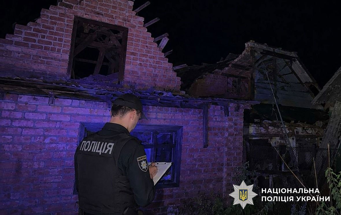Уламки російського дрона впали на покрівлю бага...