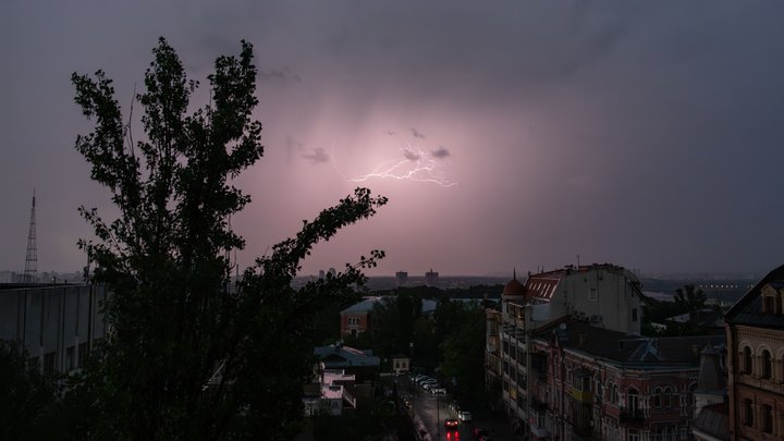 Сильний вітер та дощ залишили без світла понад ...