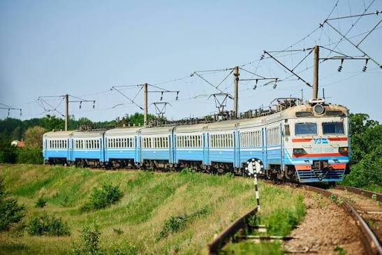 Підвищена небезпека на коліях: приміський поїзд...