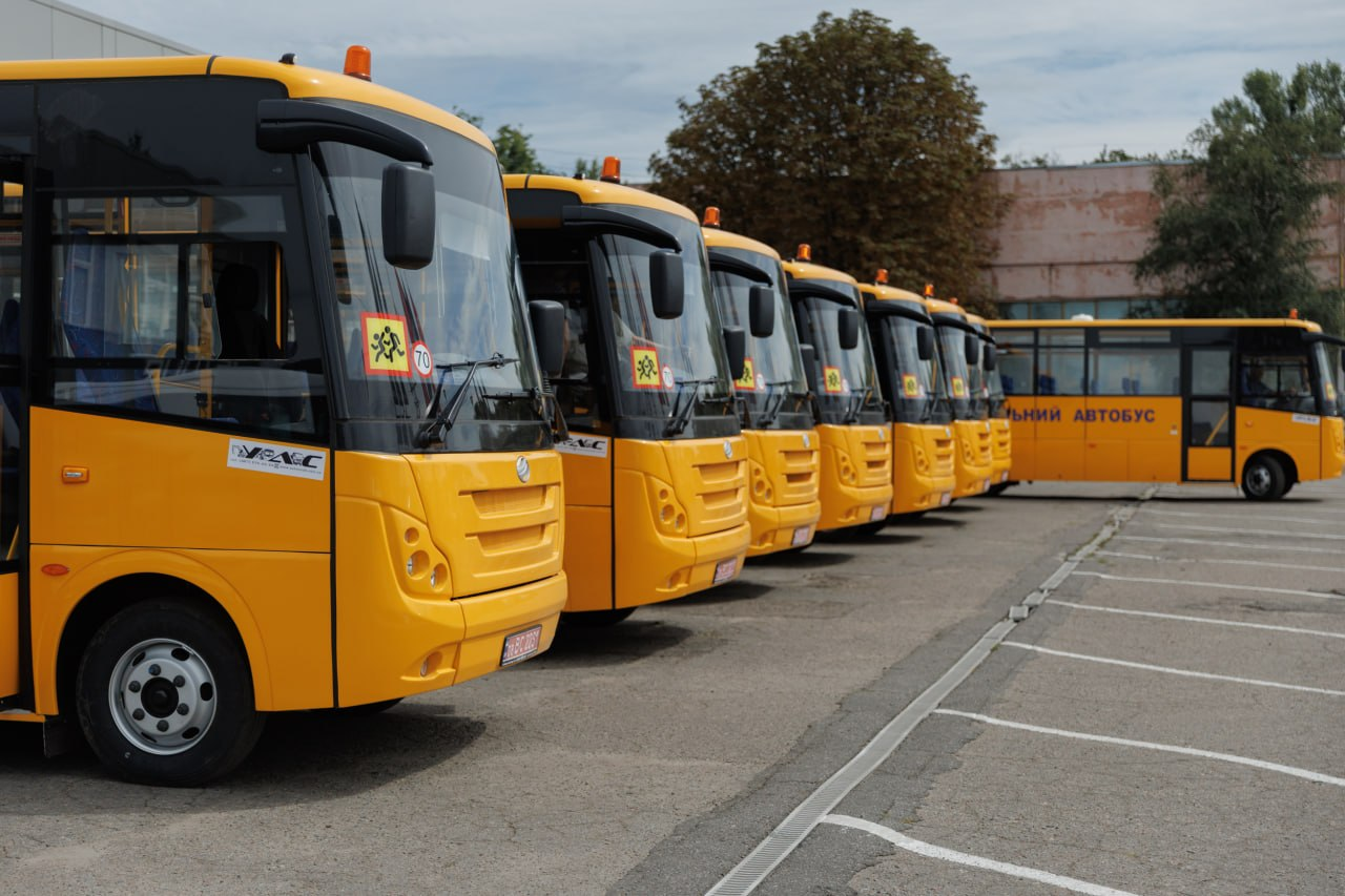 Вісім нових автобусів довозитимуть школярів до ...