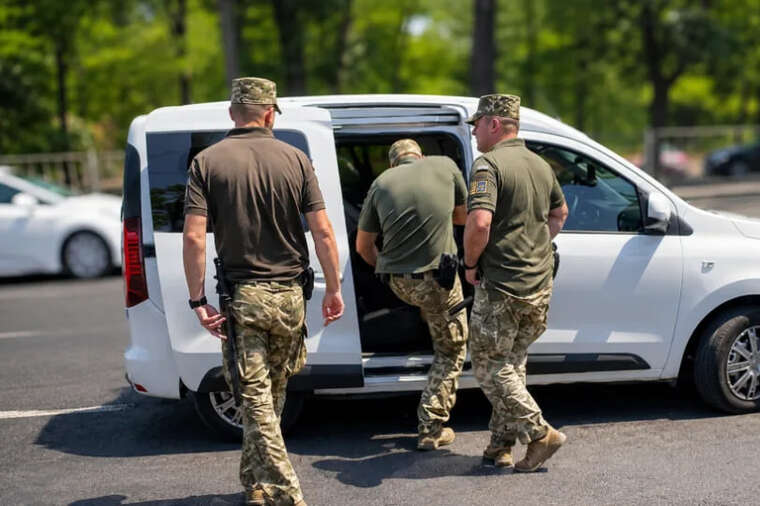 Полтавський ТЦК покарав двох військових через м...