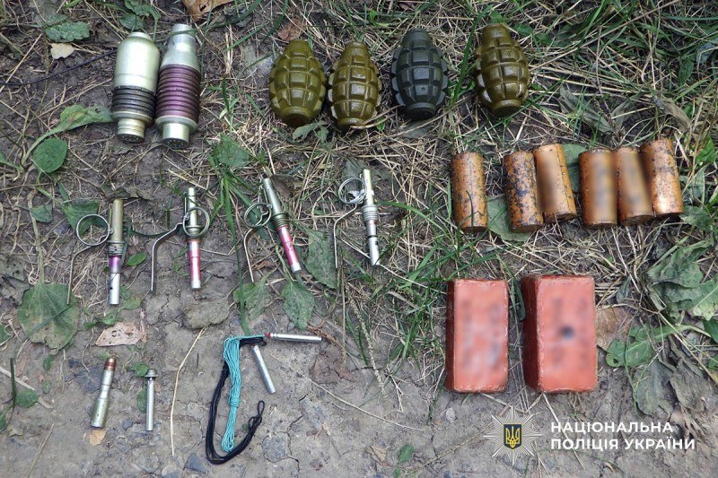 Вибухівку та боєприпаси виявили на вулиці у Пол...