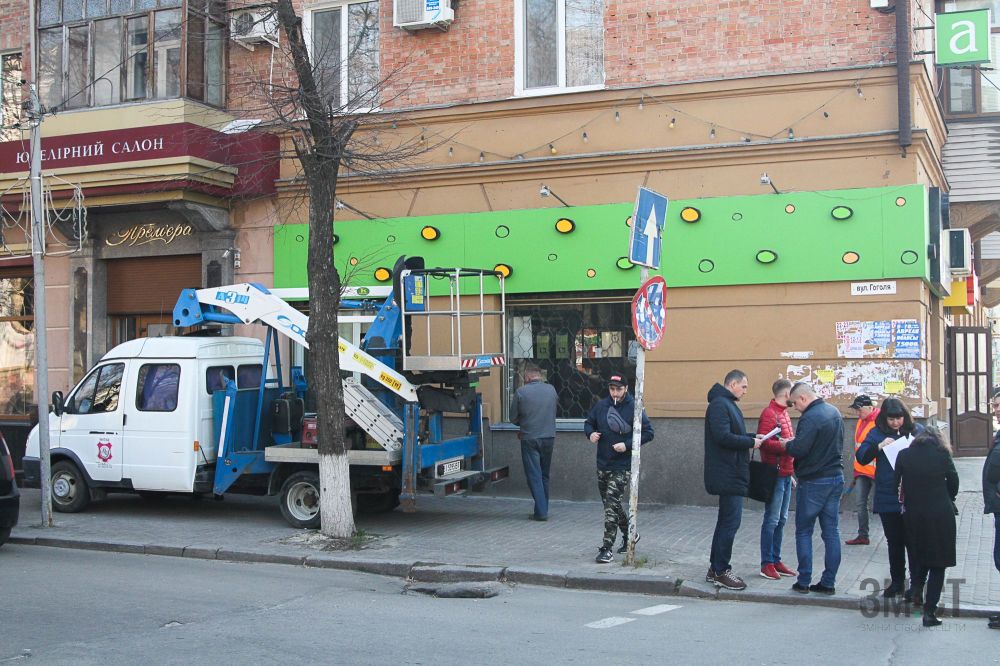 У Полтаві продовжують демонтувати незаконні рекламні вивіски