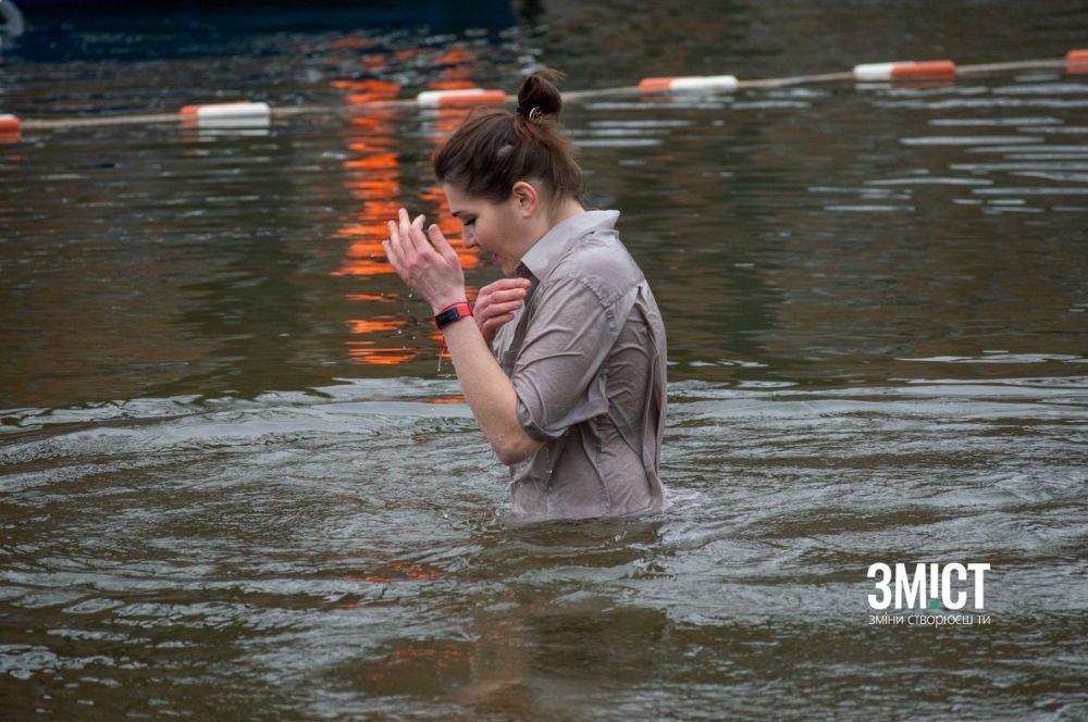 Полтавці занурилися у Ворсклу на Водохреще
