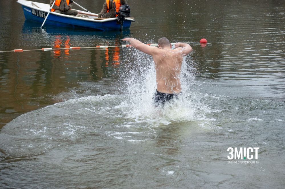Полтавці занурилися у Ворсклу на Водохреще