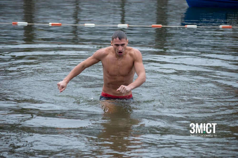 Полтавці занурилися у Ворсклу на Водохреще